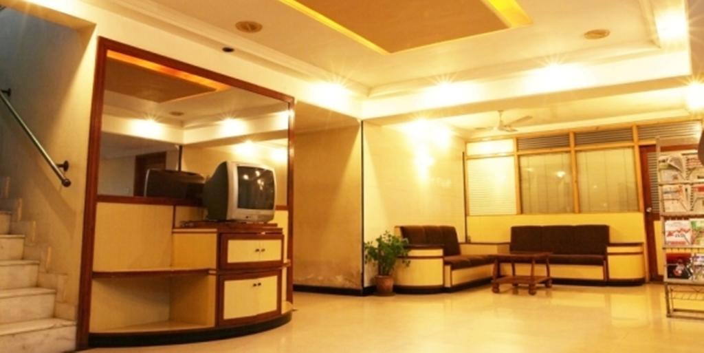 Hotel Prudent Vadodara Exterior photo